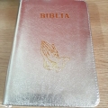 Biblie medie lux roz auriu sidef, cu maini Biblie medie lux roz auriu sidef, cu maini